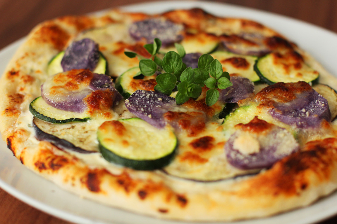 Pizza Bianca mit Knoblauchreme, Auberginen, Zucchini und Vitelotte ...
