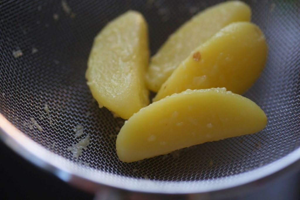 Knusprige Ofenkartoffeln - im Sieb schütteln