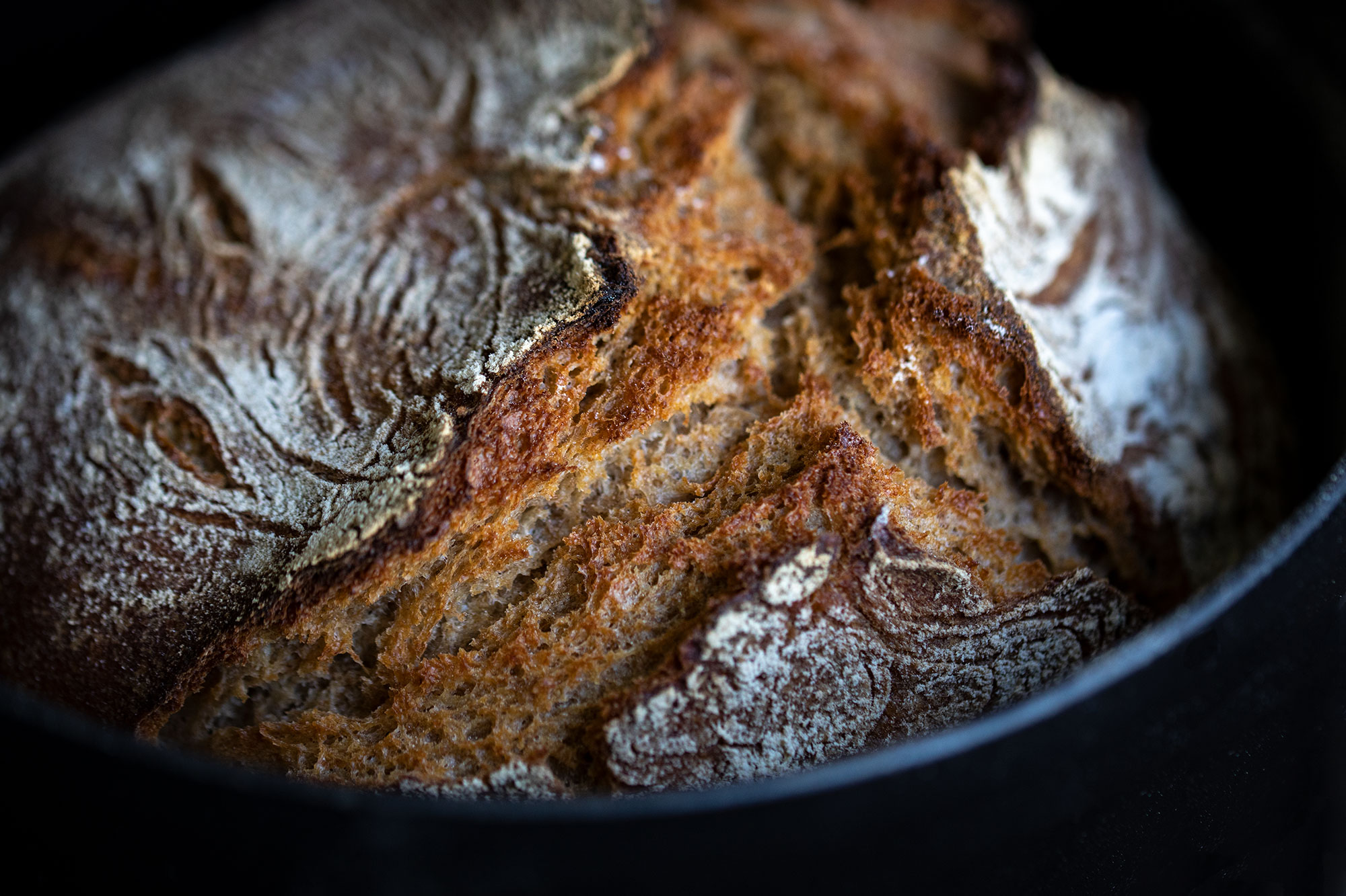Sauerteigbrot im Guss-Topf gebacken: So gelingt das perfekte Brot