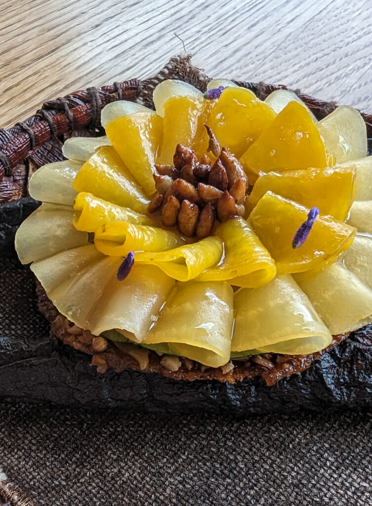 Cracker aus Miso und Sonnenblumenkernen mit Goldener Bete im Noma